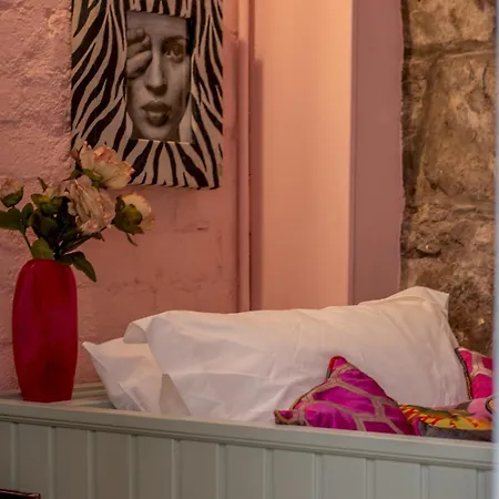 Holiday home Pass The Keys Magical Mews Hideaway: Quirky Experience