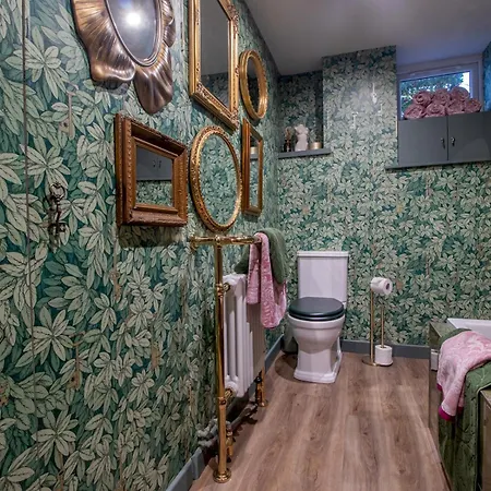 Pass The Keys Magical Mews Hideaway: Quirky Experience Hébergement de vacances *