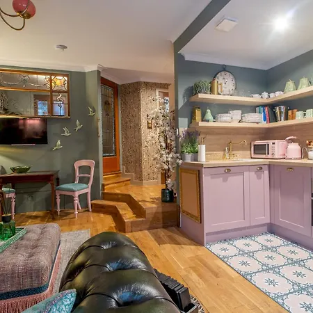 Holiday home Pass The Keys Magical Mews Hideaway: Quirky Experience *