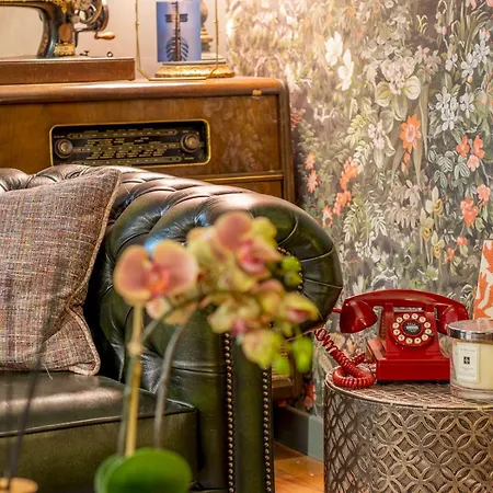 Pass The Keys Magical Mews Hideaway: Quirky Experience Holiday home *