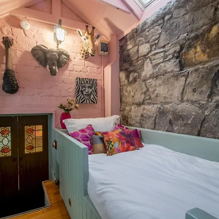 Pass The Keys Magical Mews Hideaway: Quirky Experience Hébergement de vacances *