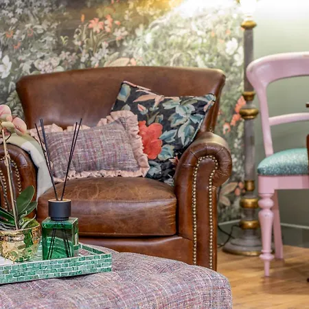 Pass The Keys Magical Mews Hideaway: Quirky Experience * Glasgow