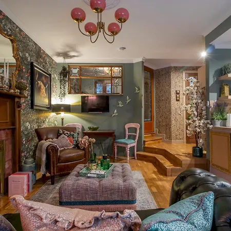 Pass The Keys Magical Mews Hideaway: Quirky Experience