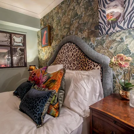 Pass The Keys Magical Mews Hideaway: Quirky Experience Holiday home