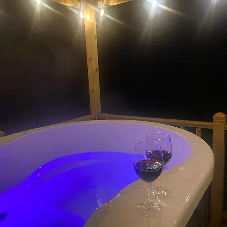 Campsie Luxury Pods With Hot Tub Luxuszelt *