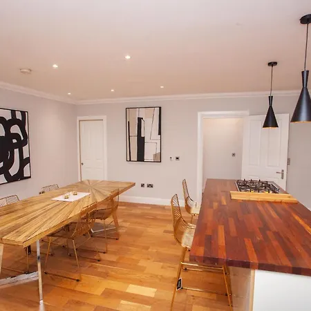 Charming Sandstone-basement In West End 別荘 *