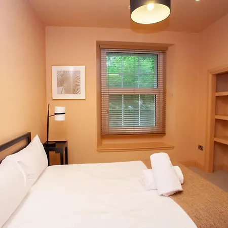 Vakantiehuis Charming Sandstone-basement In West End *