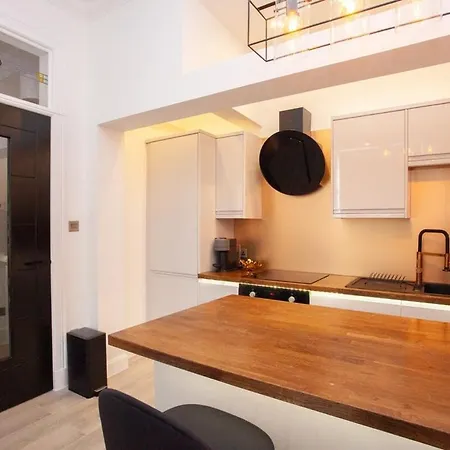 Stunning Flat In West End Location *