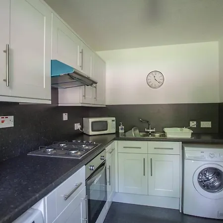 Homely Flat Close To Centre With Free Parking Lägenhet