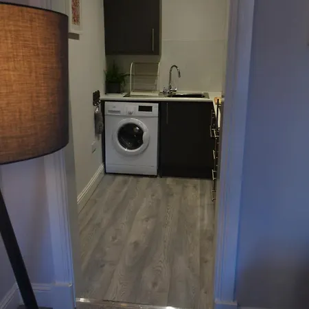 2 Bedroom Oasis In Centre *