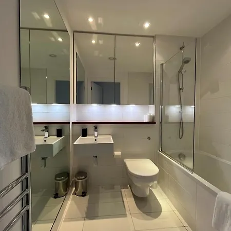 Stylish Newly Decorated 2 Bed *