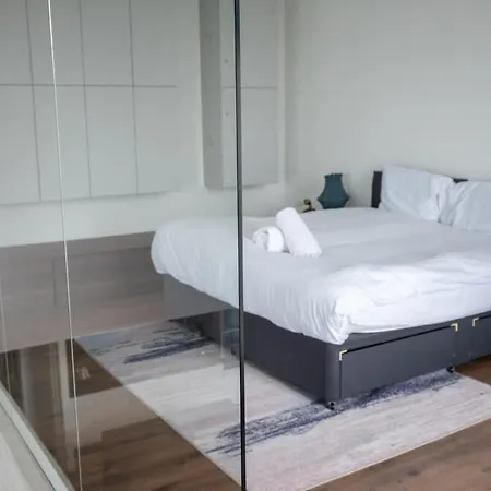 Stunning 3 Bed Penthouse In West End *