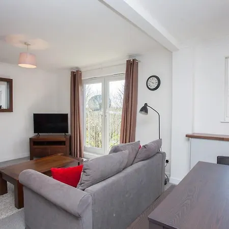 3 Bedroom Duplex With Free Parking Apartment *