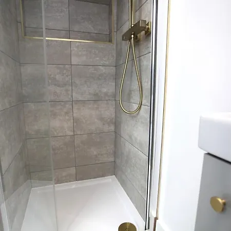 Three Bedroom Upper Flat In Jordanhill * Glasgow