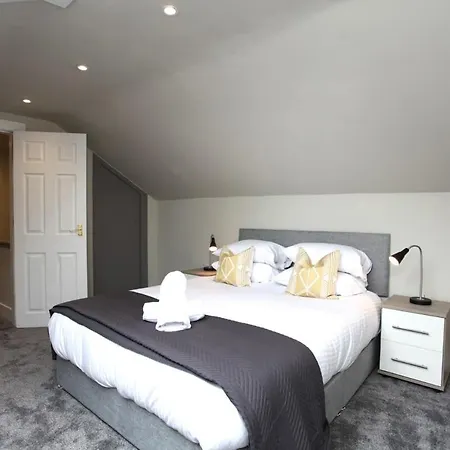 Three Bedroom Upper Flat In Jordanhill *