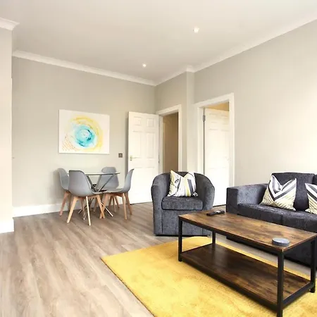 Three Bedroom Upper Flat In Jordanhill Apartamento *