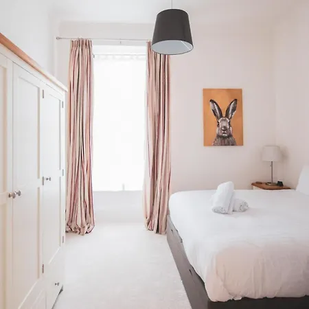 Stunning 3 Bed Flat In The Heart Of The West End Glasgow