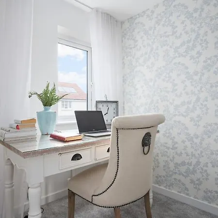 アパート 3Bdr House By Vista Stays Short Lets & Serviced Accommodation Glasgow Scotland With Driveway Parking And Ps4 *
