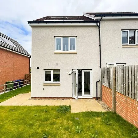 3bdr House By Vista Short Lets & Serviced Scotland With Driveway Parking And Ps4