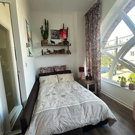 Stunning 2 Bedroom *