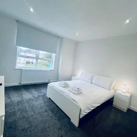 Modern 2 Bedroom House With Loft Conversion Lejlighed