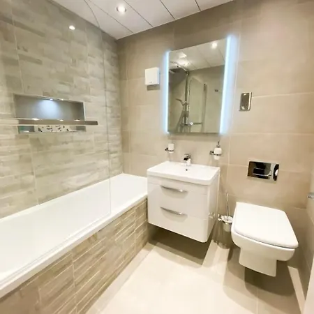 Two Bedroom, Free Private Parking * Glasgow
