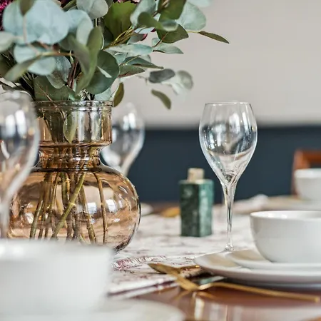 Grand 2 Bed West End Daire *