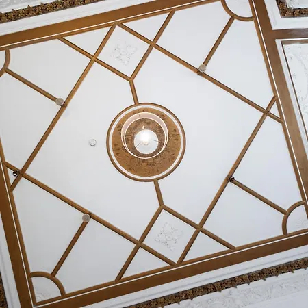 Extravagant 6 Bed Victorian Townhouse With Hot Tub