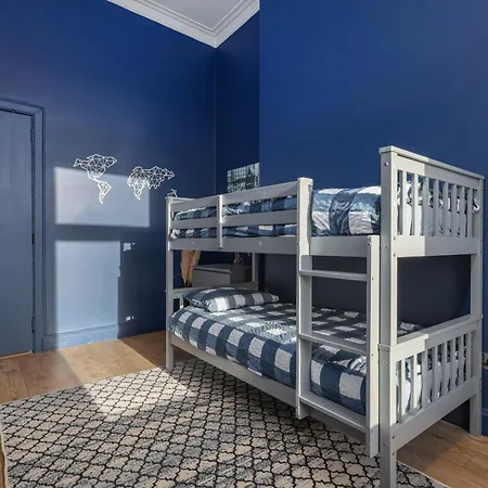 Extravagant 6 Bed Victorian Townhouse With Hot Tub *