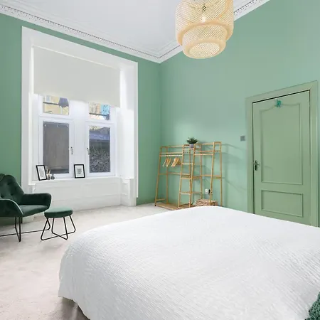 Extravagant 6 Bed Victorian Townhouse With Hot Tub Glasgow