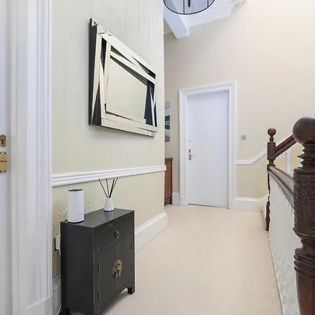 Extravagant 6 Bed Victorian Townhouse With Hot Tub *