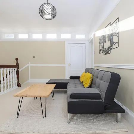 Extravagant 6 Bed Victorian Townhouse With Hot Tub *