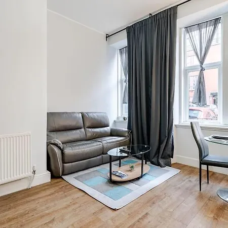 Stunning Ground Floor Flat In Southside. شقة