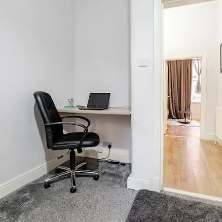 Stunning Ground Floor Flat In Southside. شقة *