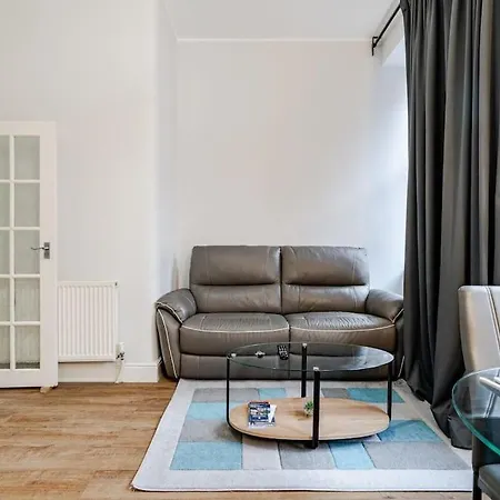 Stunning Ground Floor Flat In Southside. * Glasgow