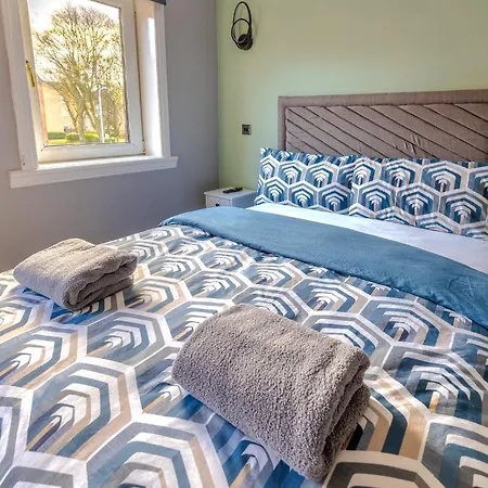 Cosy 4 Bedroom In - Free Parking Glasgow