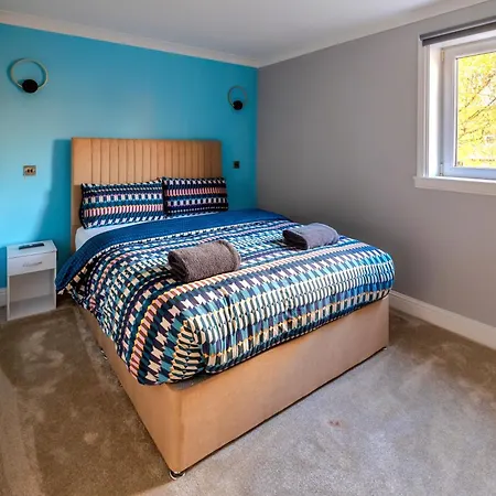 Cosy 4 Bedroom In - Free Parking 度假居