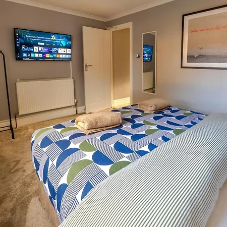 Cosy 4 Bedroom In - Free Parking Дом отдыха *