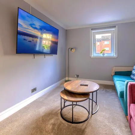 Cosy 4 Bedroom In - Free Parking