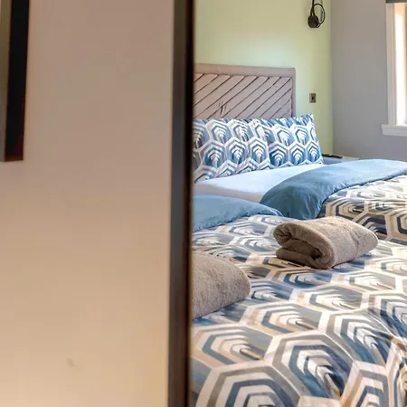 Cosy 4 Bedroom In - Free Parking Глазго