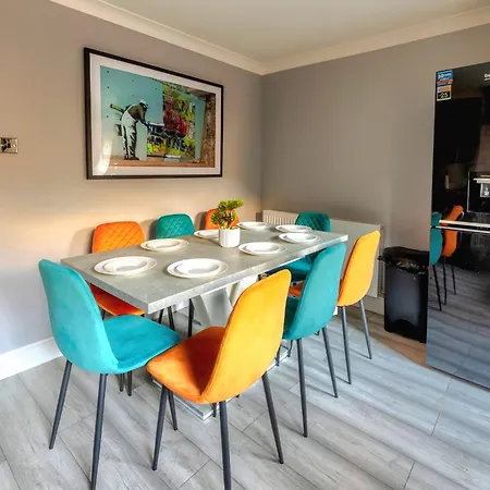 Cosy 4 Bedroom In - Free Parking Tatil Evi