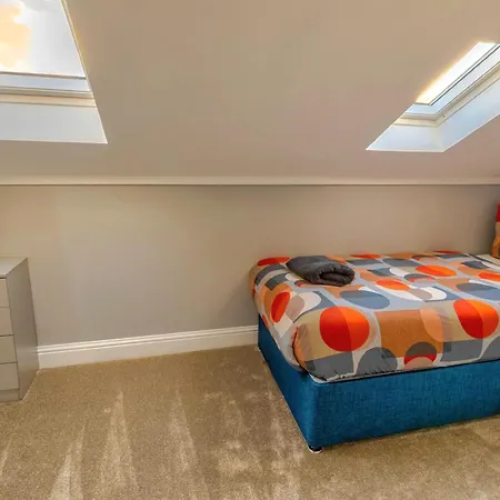 Дом отдыха Cosy 4 Bedroom In - Free Parking *