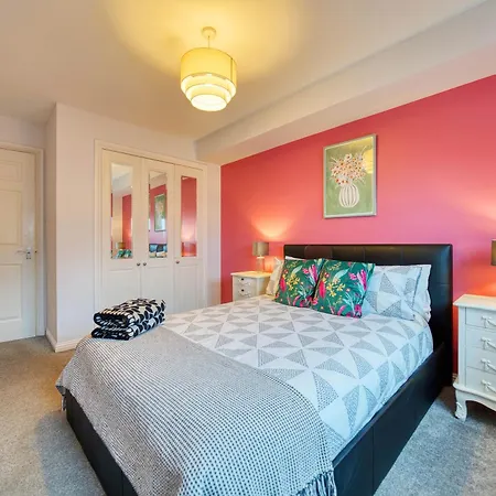 Modern 2 Bed Flat With Free Parking *