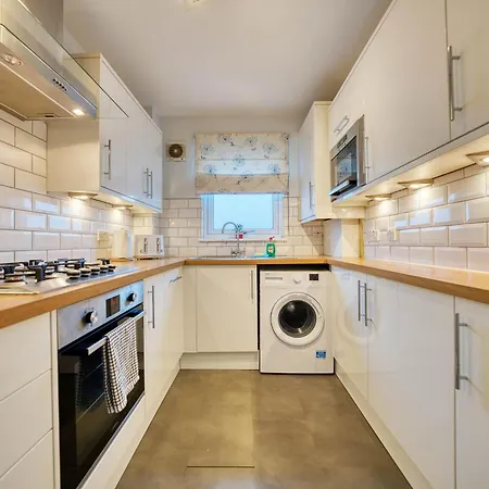 Modern 2 Bed Flat With Free Parking