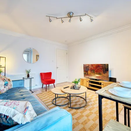 Modern 2 Bed Flat With Free Parking *