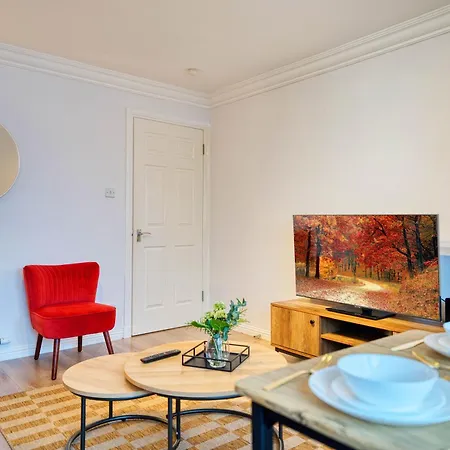 Modern 2 Bed Flat With Free Parking 公寓