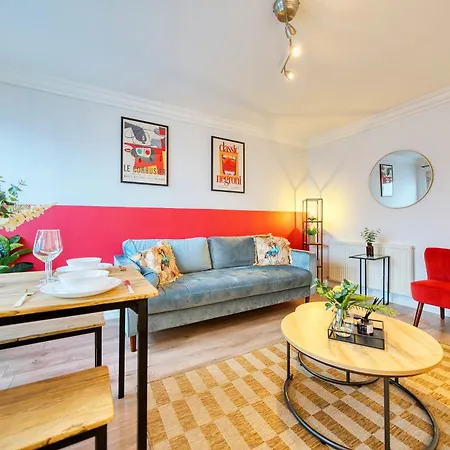 Modern 2 Bed Flat With Free Parking