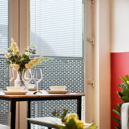 Apartment Modern 2 Bed Flat With Free Parking *