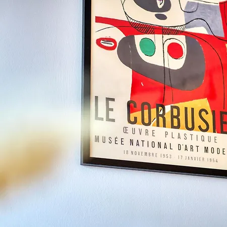 Modern 2 Bed Flat With Free Parking *