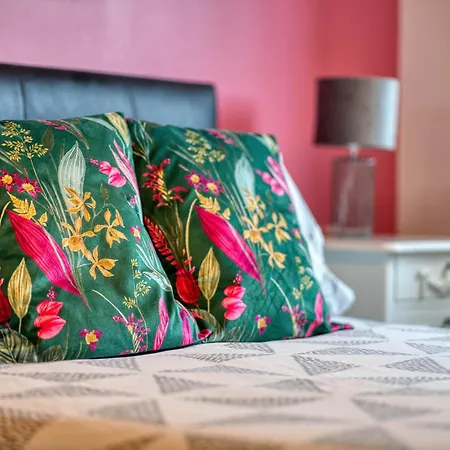 Modern 2 Bed Flat With Free Parking Glasgow